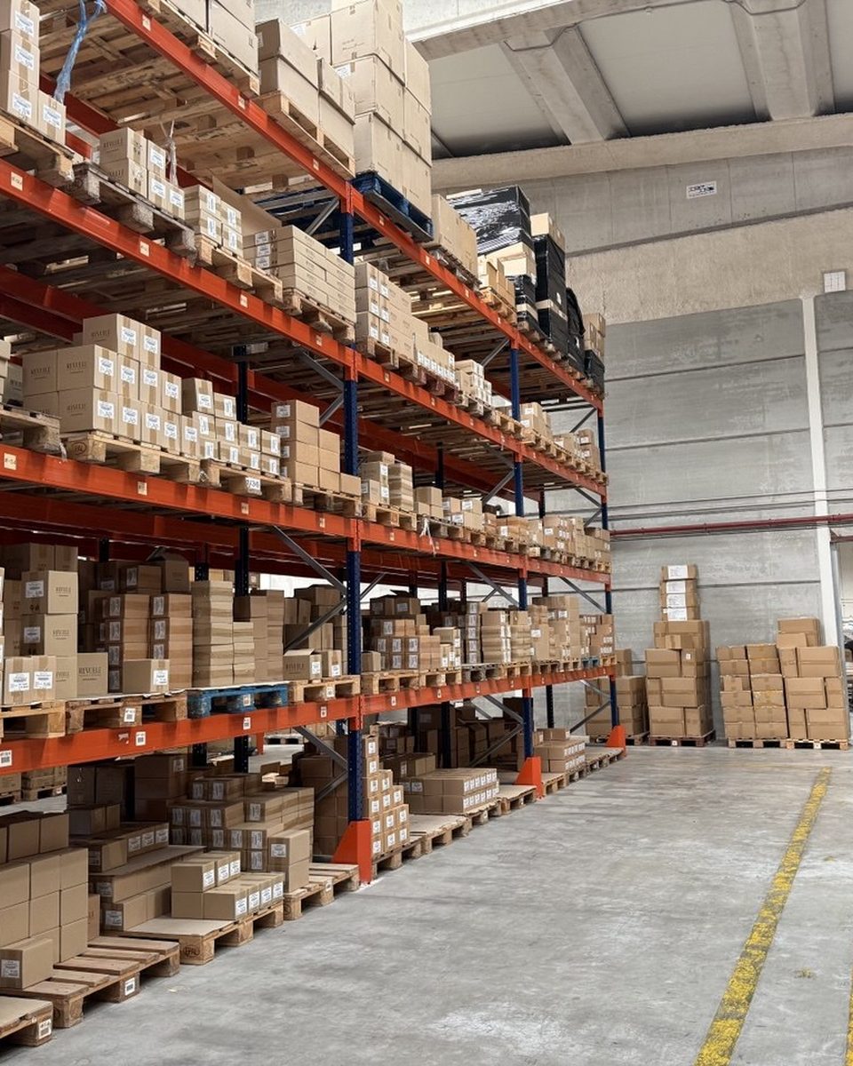 Estanterías de palés del almacén de Distrimakeup en Málaga